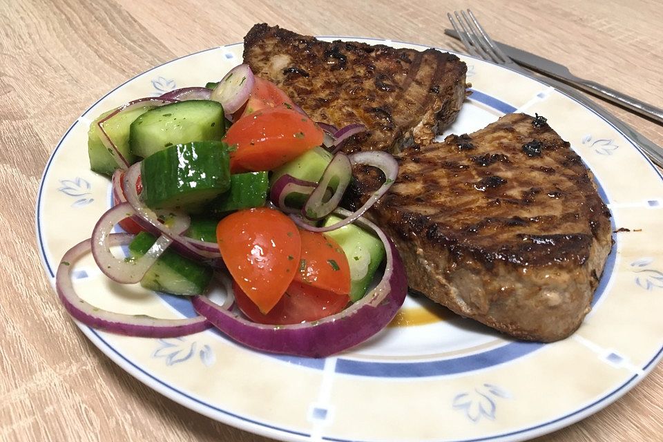 Gegrillter Thunfisch mit exotischem Gemüsesalat