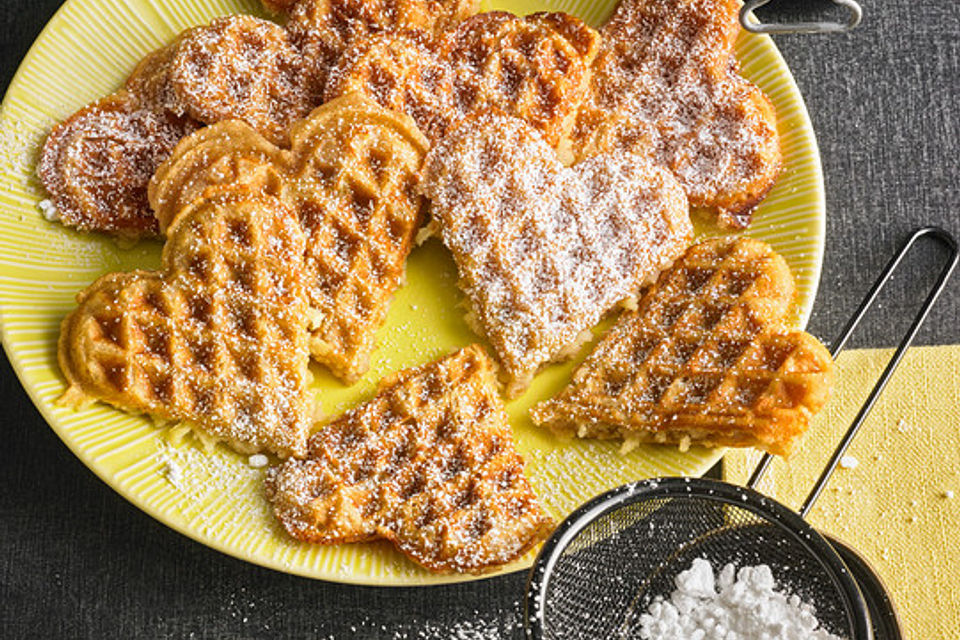 Apfel-Zimt-Waffeln mit Holunderbeersoße à la Gabi