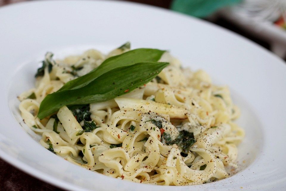 Spaghetti mit Bärlauch und weißem Spargel