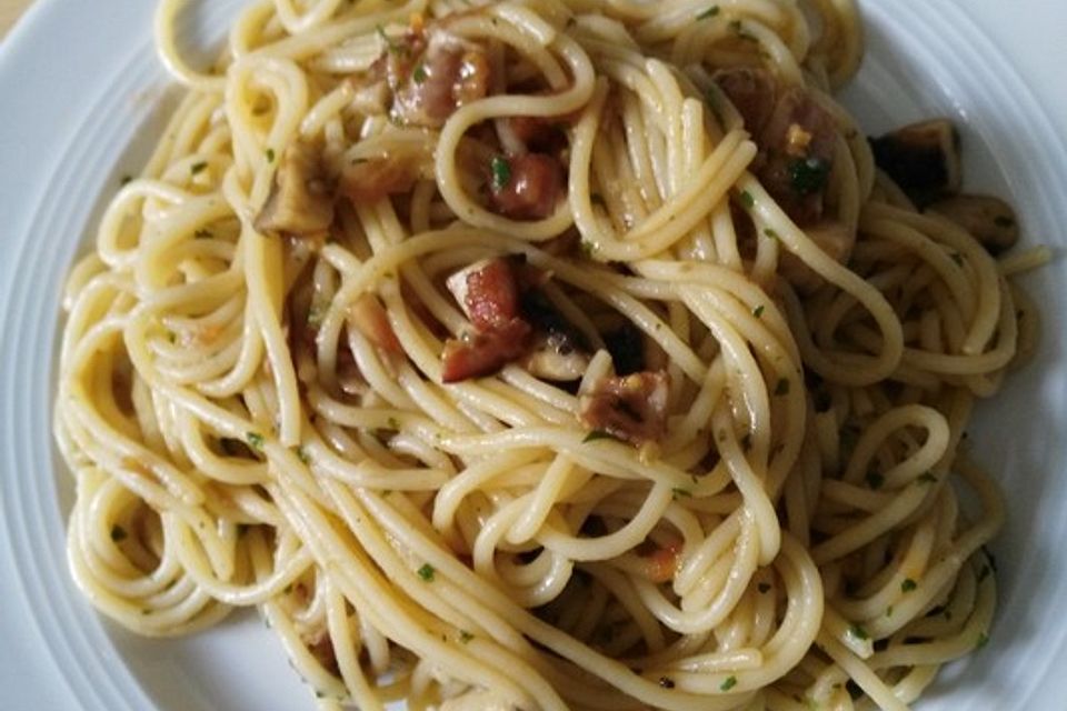 Spaghetti mit Bacon, Tomaten und Champignons