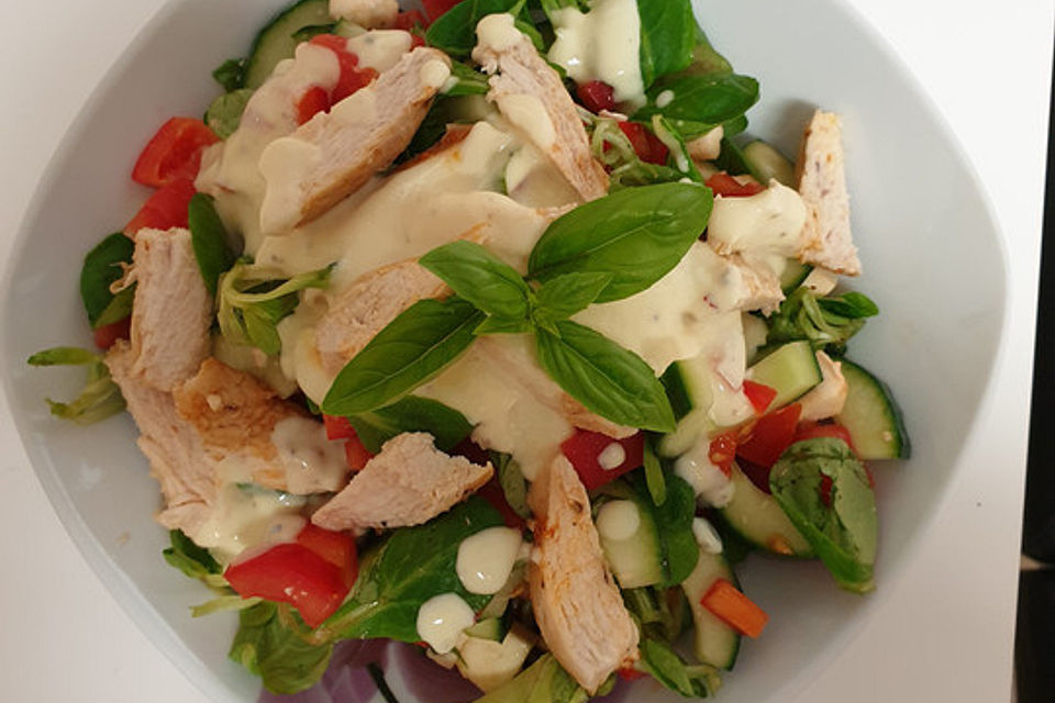 Feldsalat mit gebratener Hähnchenbrust und Senf-Honig-Joghurt-Dressing