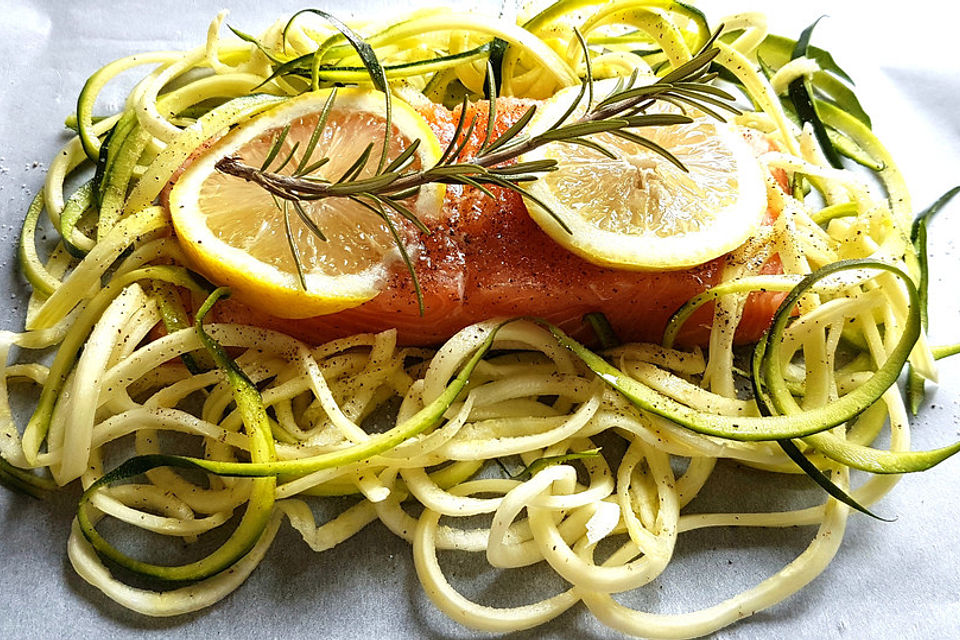 Lachsfilet im Zucchininest