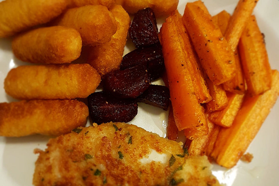 Hähnchenbrust in Joghurt-Parmesan-Salbei-Panade mit Ofengemüse und Kroketten