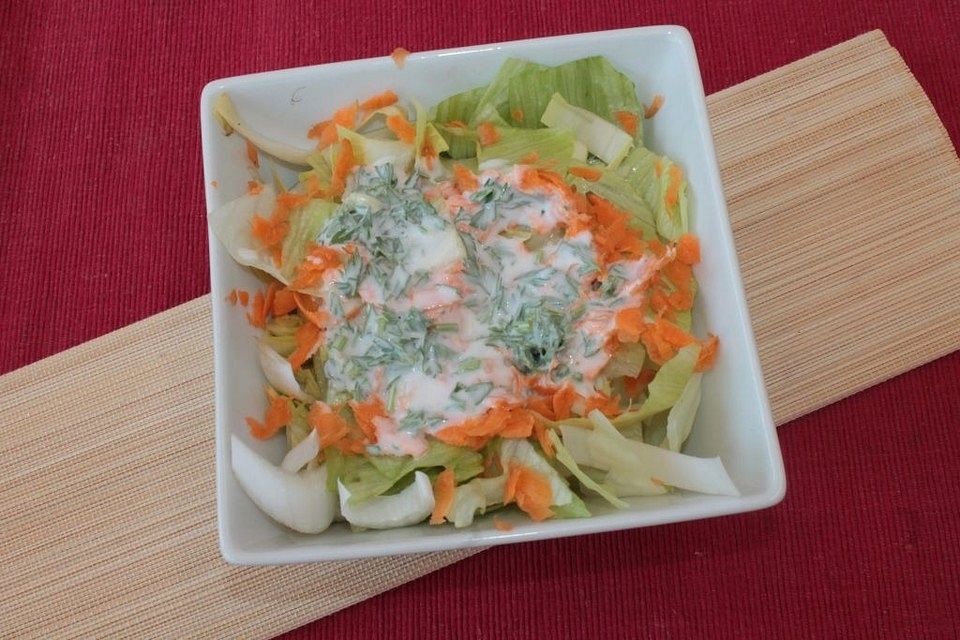 Eisbergsalat mit Chicorée und Möhren und einem Cremedressing