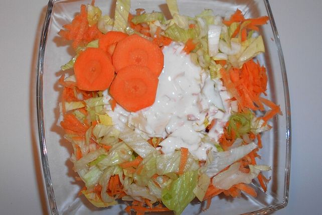 Eisbergsalat mit Chicorée und Möhren und einem Cremedressing von ...