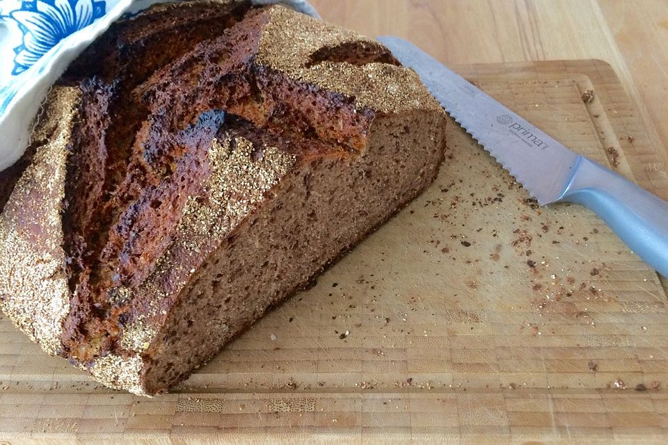 Sauerteig-Roggen-Weizen-Mischbrot im Topf gebacken