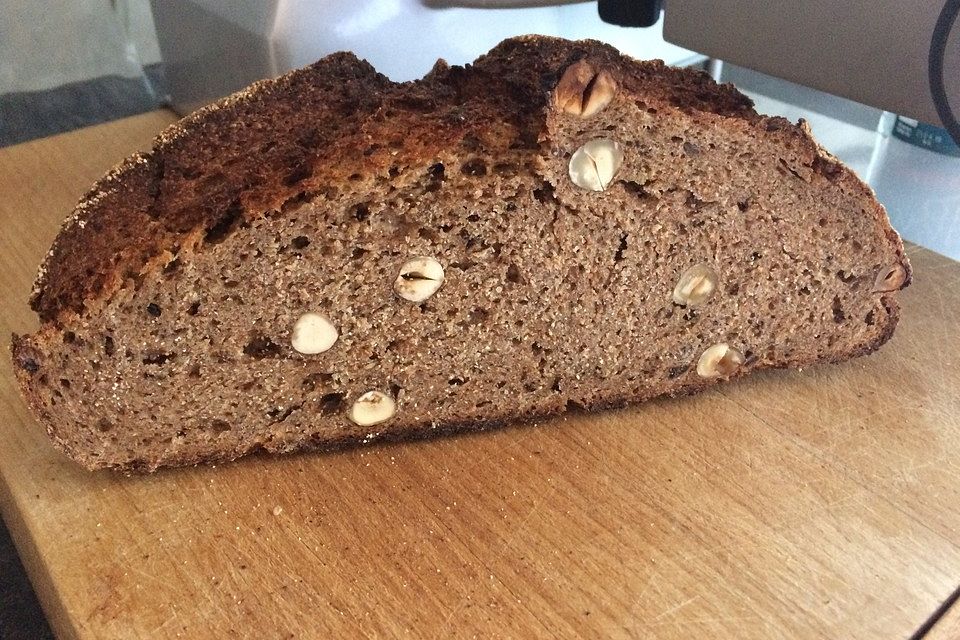 Sauerteig-Roggen-Weizen-Mischbrot im Topf gebacken