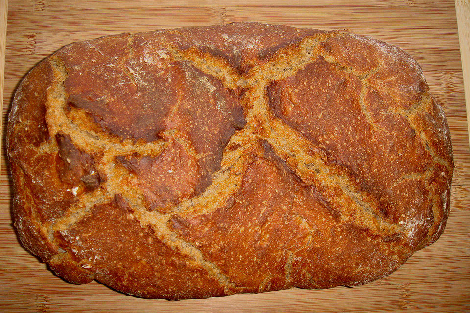 Sauerteig-Roggen-Weizen-Mischbrot im Topf gebacken