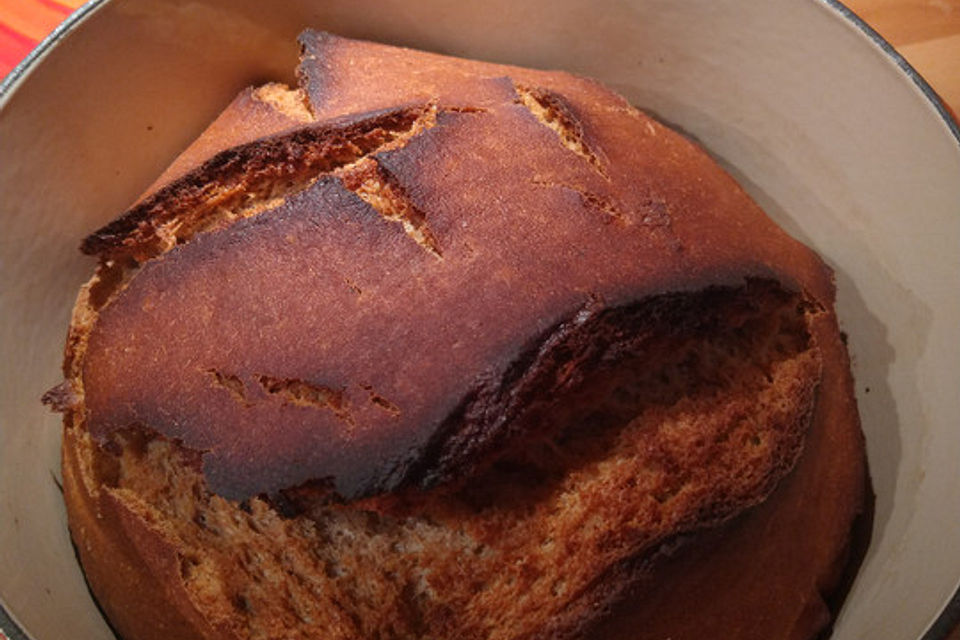 Sauerteig-Roggen-Weizen-Mischbrot im Topf gebacken