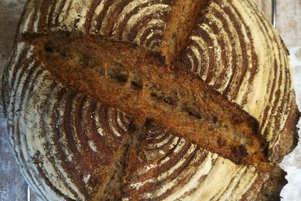 Sauerteig-Roggen-Weizen-Mischbrot im Topf gebacken