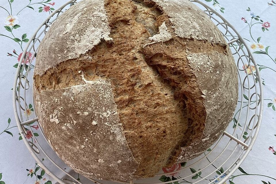 Sauerteig-Roggen-Weizen-Mischbrot im Topf gebacken