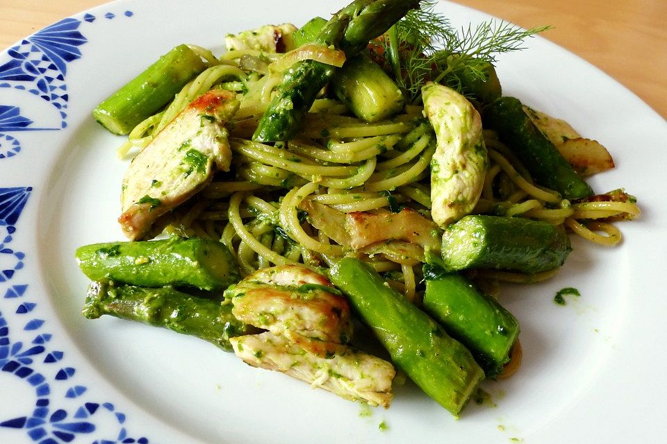 Spaghetti mit Bärlauchpesto und grünem Spargel