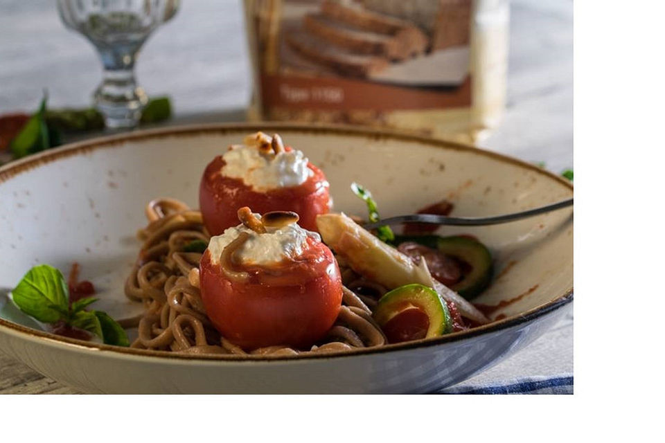 Vollkorn-Pasta mit gefüllten Ofentomaten und Ziegenfrischkäse oder Burrata