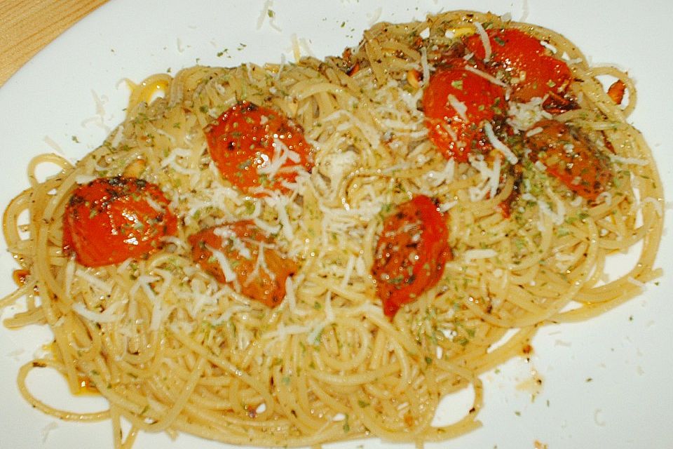 Spaghetti mit Knoblauch, Öl, Tomaten und Petersilie