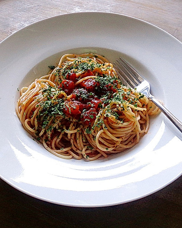 Spaghetti mit Knoblauch, Öl, Tomaten und Petersilie