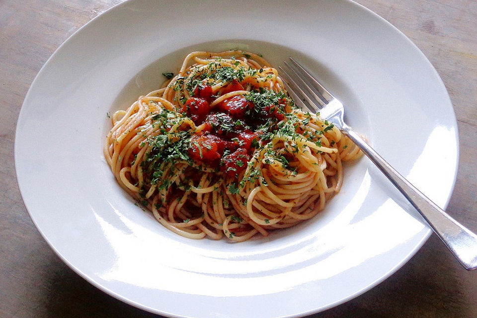 Spaghetti mit Knoblauch, Öl, Tomaten und Petersilie