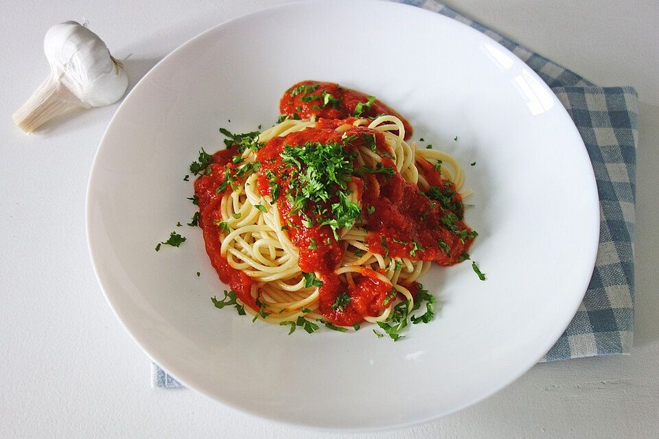 Spaghetti mit Knoblauch, Öl, Tomaten und Petersilie