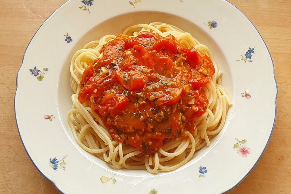 Spaghetti mit Knoblauch, Öl, Tomaten und Petersilie