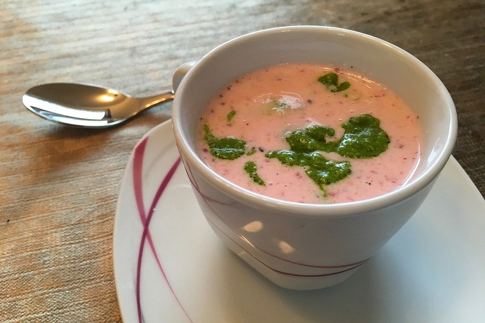 Radieschensuppe mit grünem Pesto mit steirischem Bergkäse