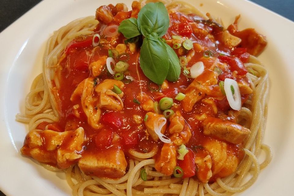 Pasta mit Paprika-Hähnchen-Soße