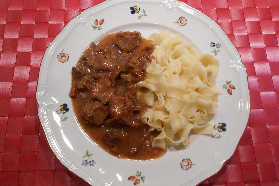 Schweinegulasch mit Pfifferlingen à la Gabi