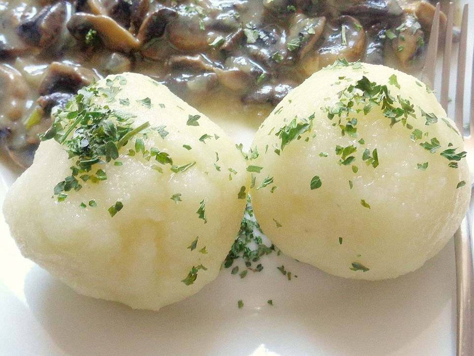 Kartoffelknödel aus gekochten Kartoffeln nach Uromas Art von ...