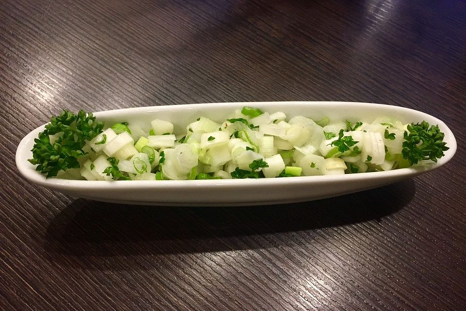 Spargelsalat aus rohem Spargel