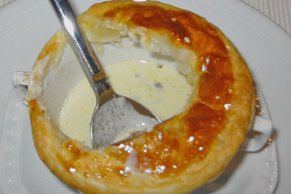 Weißwein-Käse Suppe mit Blätterteighaube