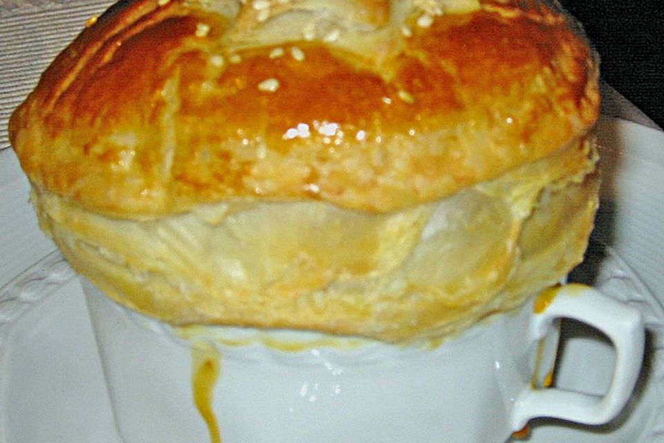 Weißwein-Käse Suppe mit Blätterteighaube