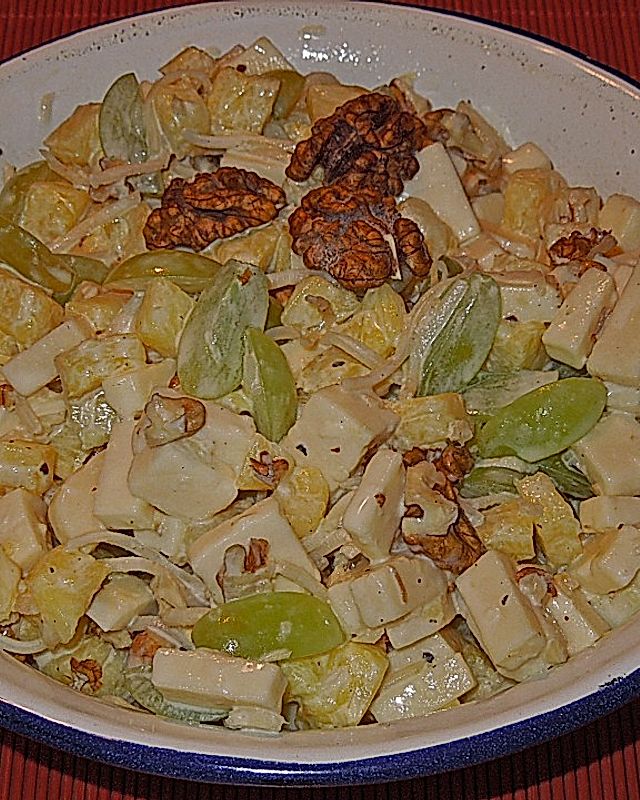 Käse - Ananas - Salat mit Trauben