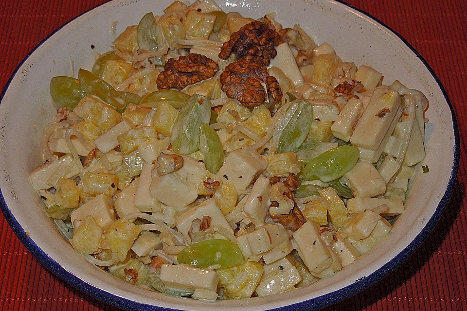 Käse - Ananas - Salat mit Trauben