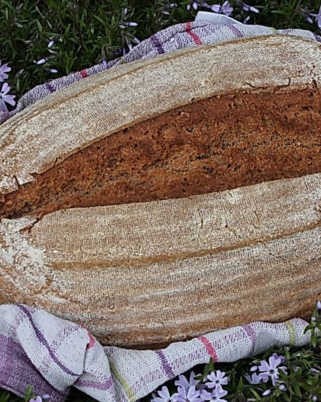 Vollkorn-Sauerteig-Brot mit gekochter Quinoa, Goldleinsaat und Molke