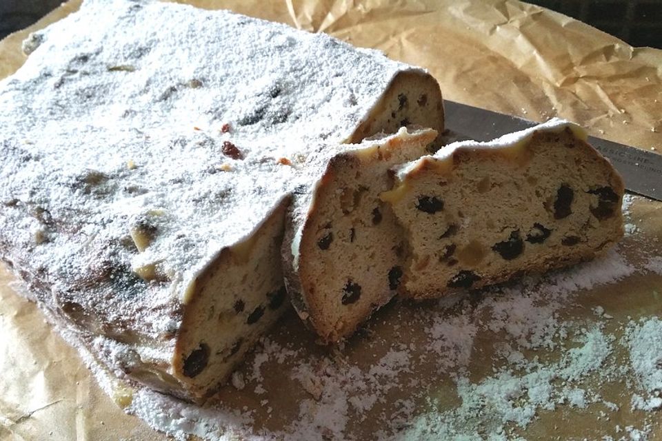 Traditioneller Weihnachtsstollen aus dem Erzgebirge