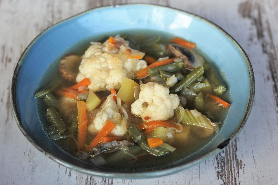 Scharfe Gemüsesuppe nach 'Taman Griya'-Art