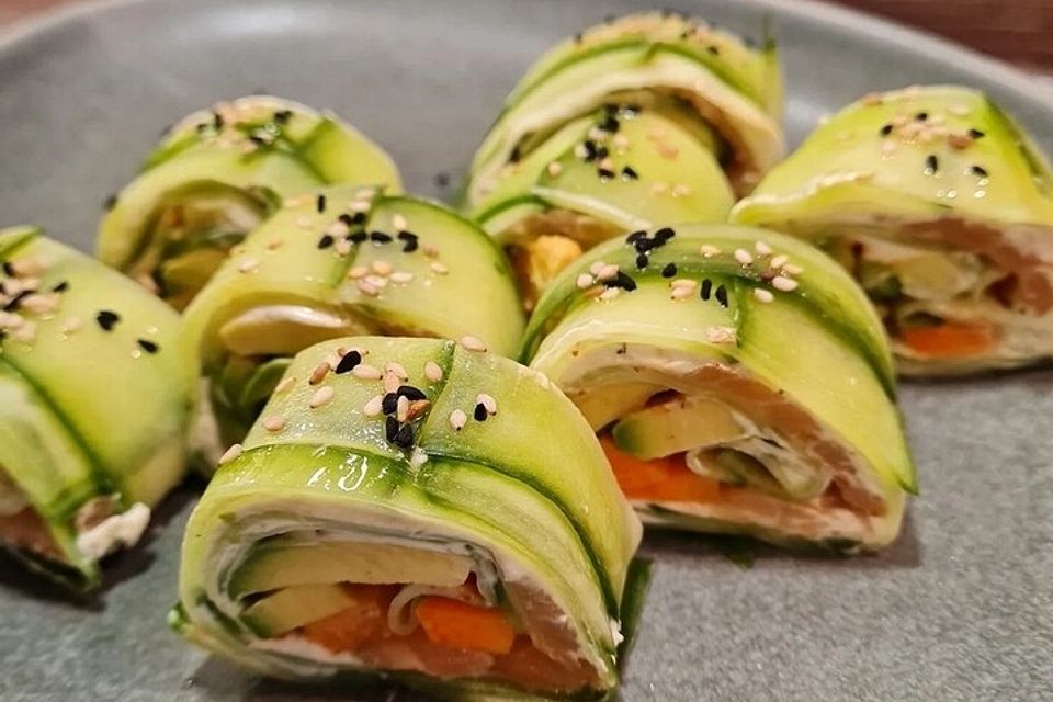 Gurkensushi mit Lachs-Frischkäsefüllung