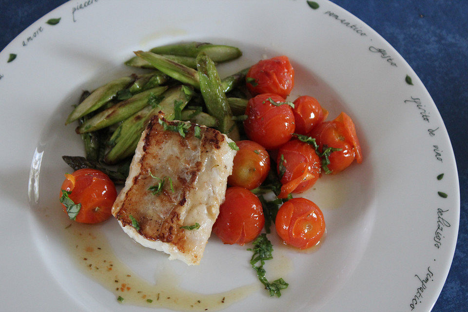 Skrei mit gebratenem grünen Spargel an geschmorten Tomaten Skrei mit gebratenem grünen Spargel an geschmorten Tomaten