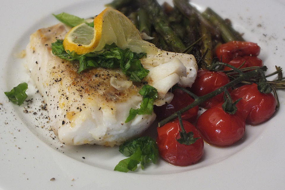 Skrei mit gebratenem grünen Spargel an geschmorten Tomaten