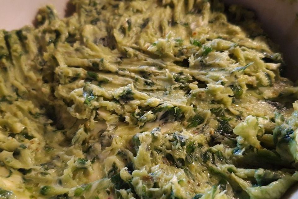 Bärlauchbutter mit Pesto alla Genovese und Chili