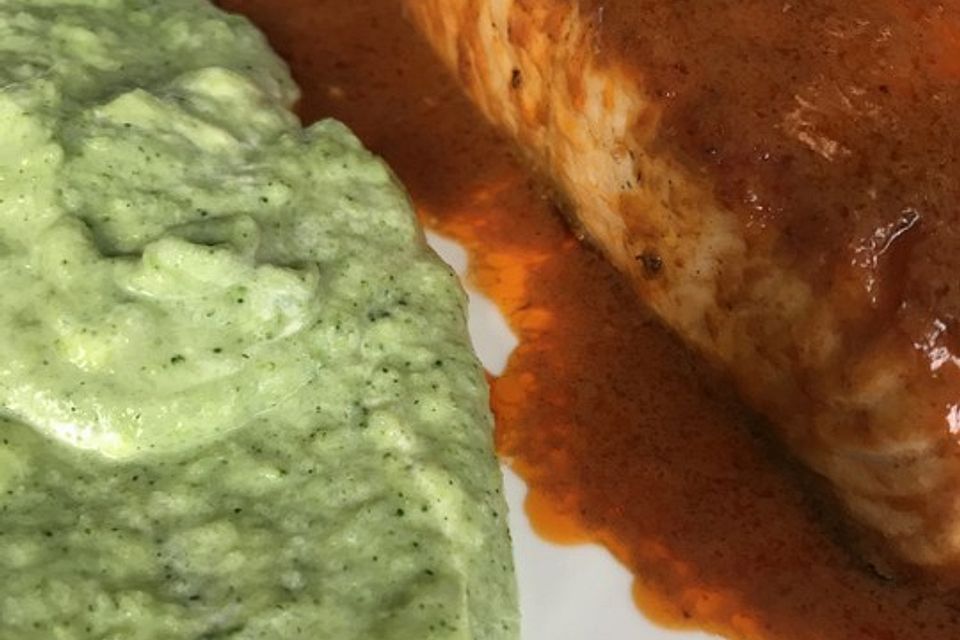 Lachs in Curry-Kokos-Soße mit Brokkolipüree