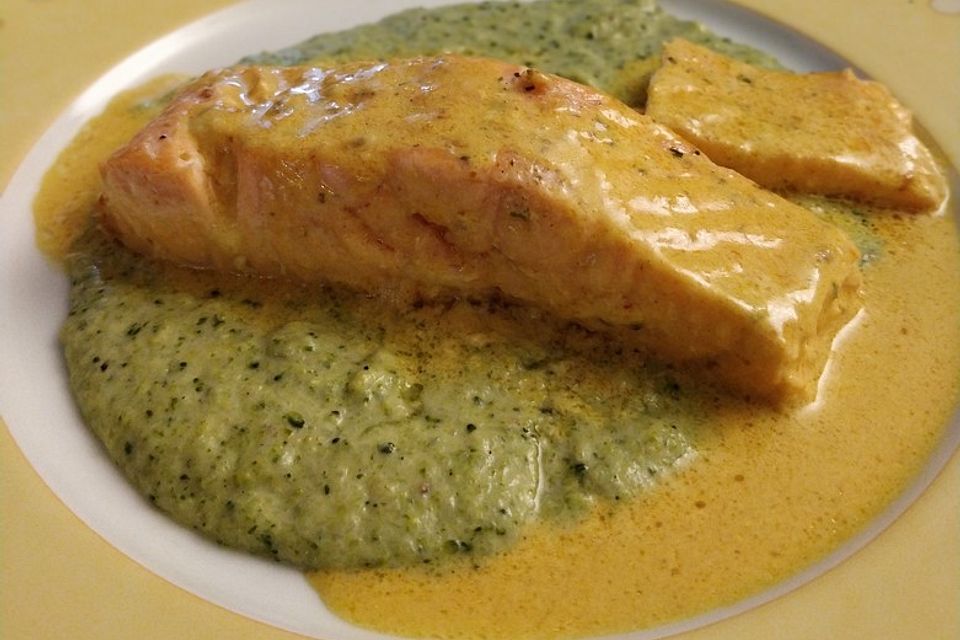 Lachs in Curry-Kokos-Soße mit Brokkolipüree