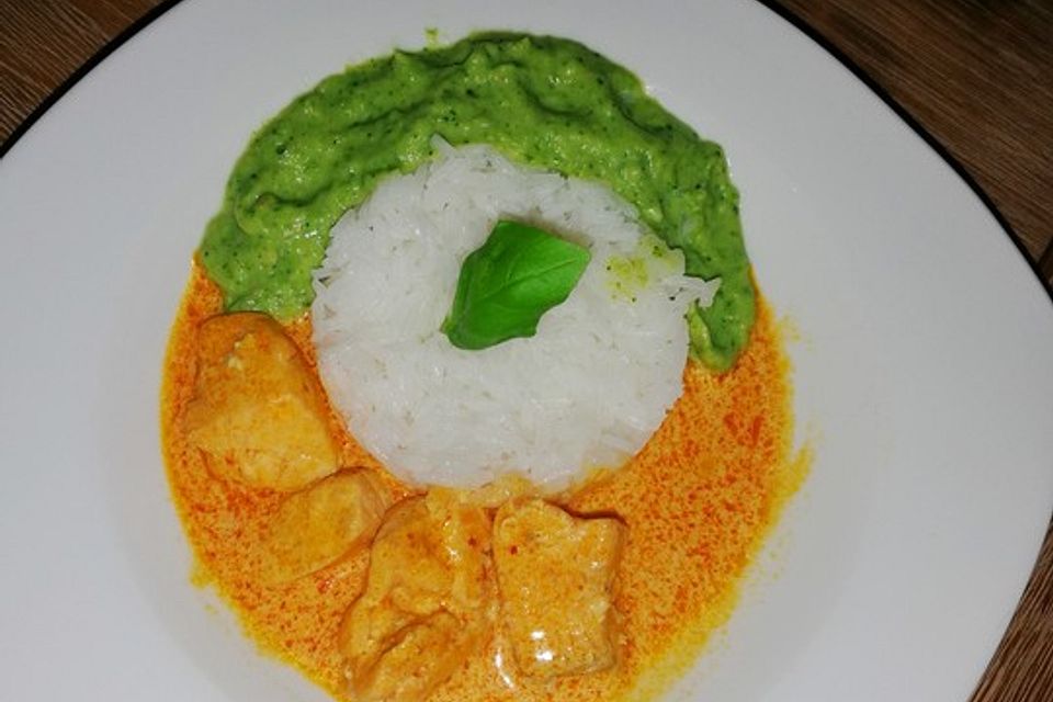 Lachs in Curry-Kokos-Soße mit Brokkolipüree