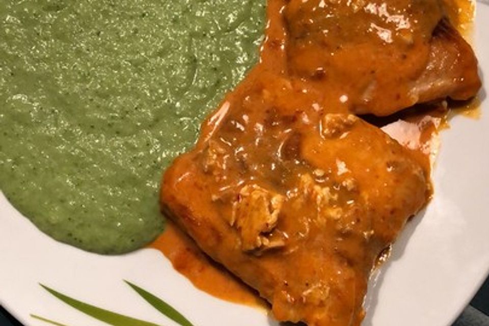 Lachs in Curry-Kokos-Soße mit Brokkolipüree