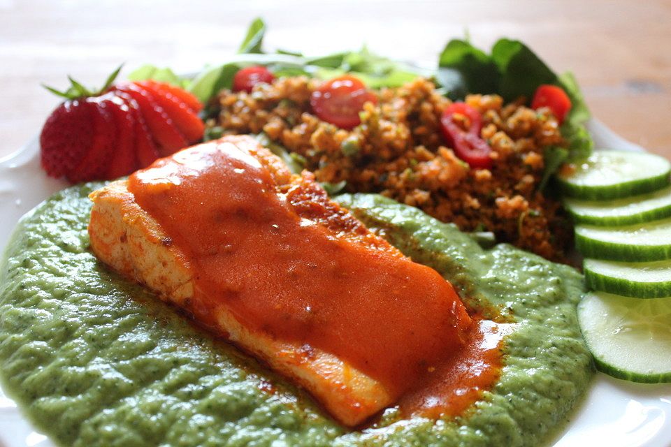 Lachs in Curry-Kokos-Soße mit Brokkolipüree