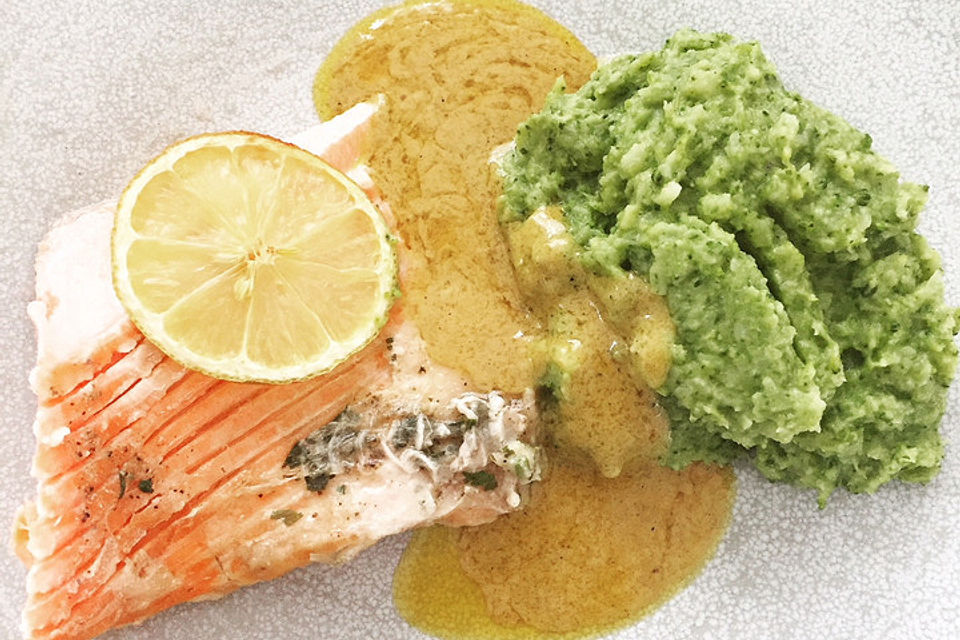 Lachs in Curry-Kokos-Soße mit Brokkolipüree