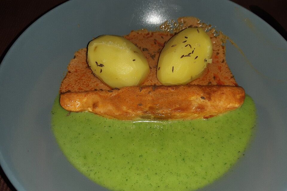 Lachs in Curry-Kokos-Soße mit Brokkolipüree