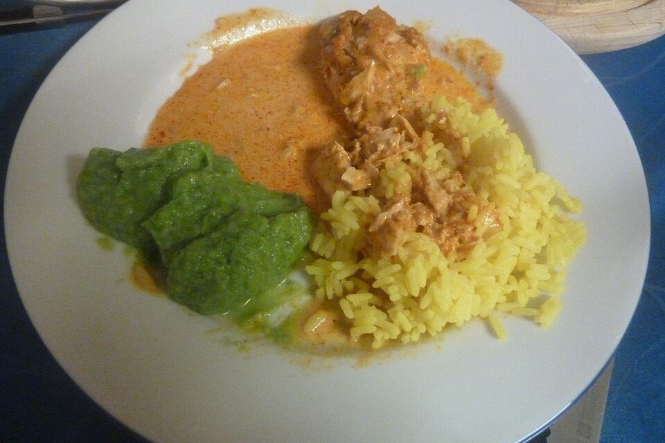 Lachs in Curry-Kokos-Soße mit Brokkolipüree