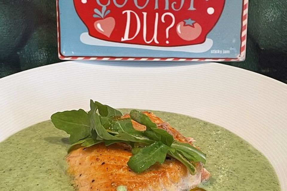 Lachs in Curry-Kokos-Soße mit Brokkolipüree