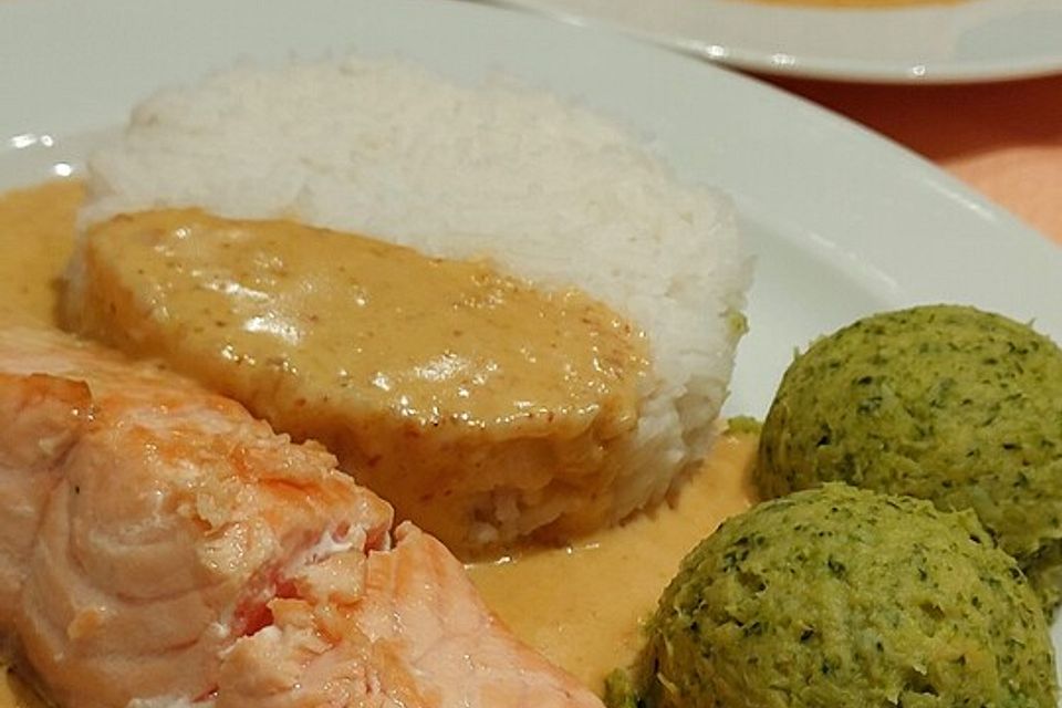 Lachs in Curry-Kokos-Soße mit Brokkolipüree