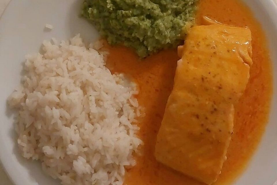 Lachs in Curry-Kokos-Soße mit Brokkolipüree