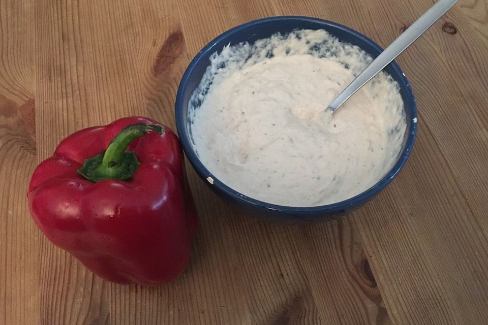 Paprika mit Thunfisch-Quark Dip